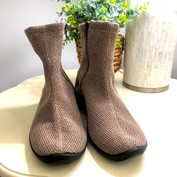 Net 8 Bootie Arcopedico Size 40 Taupe